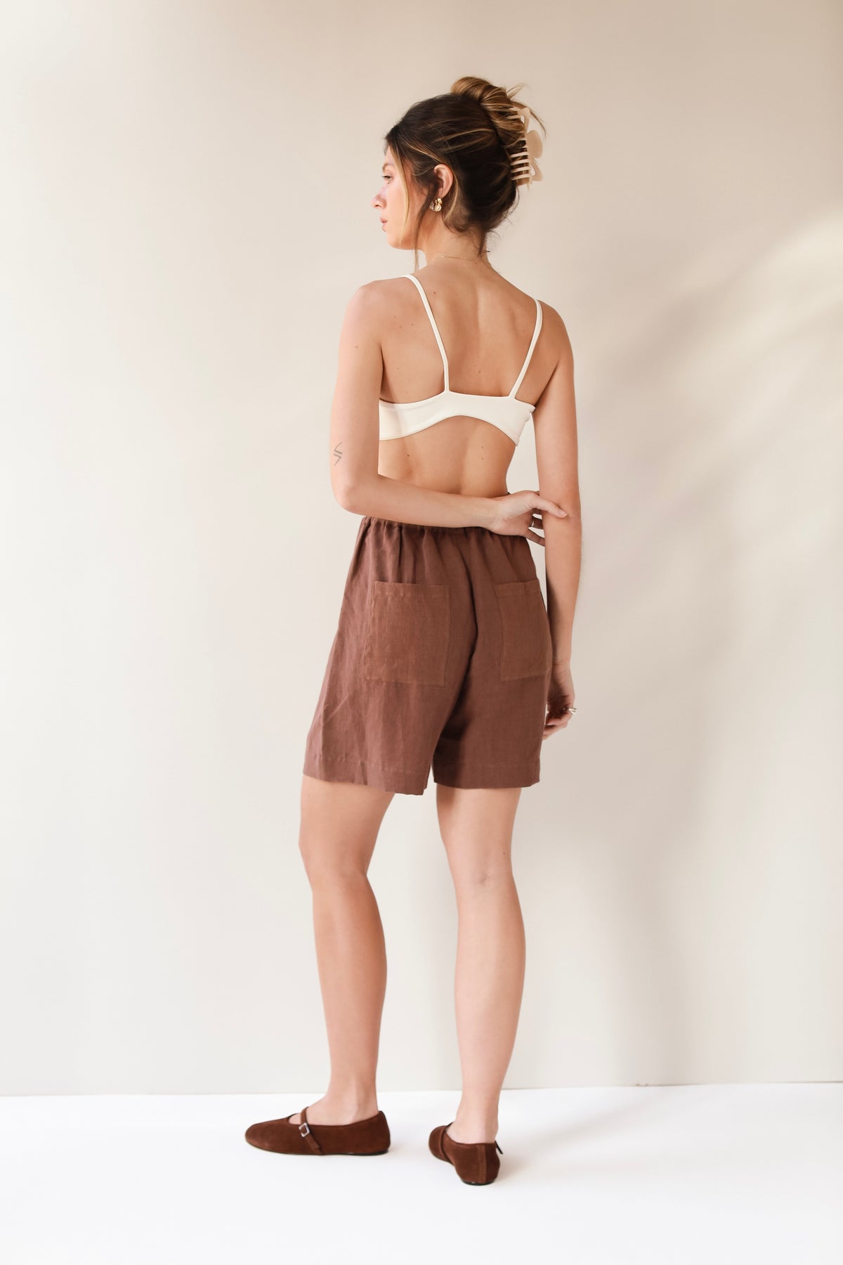 short feminino 100% linho marrom chocolate Carlota