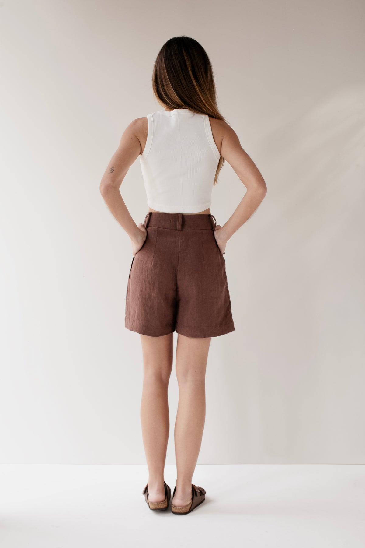 short 100% linho feminino marrom chocolate Camille